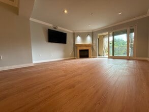 6221 Monterey Rd, Unit East in Los Angeles, CA - Foto de edificio - Building Photo