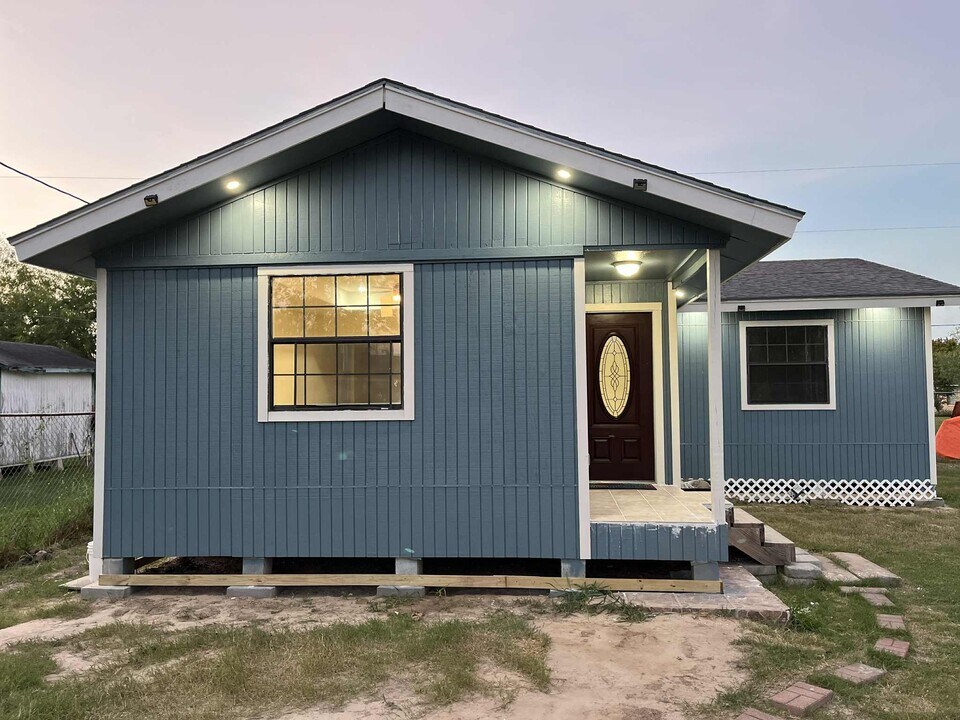 36957 Encantada Cir in San Benito, TX - Building Photo
