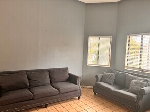 3221 Helen St in Oakland, CA - Foto de edificio - Building Photo