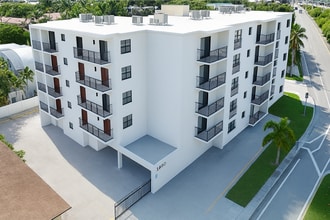 3300 S Dixie Hwy in Miami, FL - Foto de edificio - Interior Photo