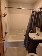 605 Bremer St, Unit C in Wilmington, IL - Building Photo - Building Photo