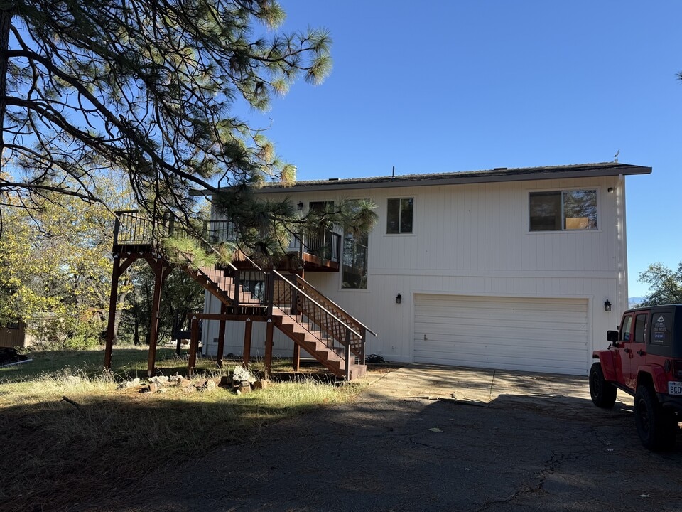 10201 Ponderosa Way in Pine Grove, CA - Building Photo