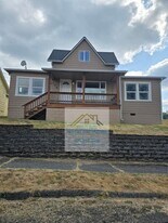 306 East E Street in Rainier, OR - Building Photo