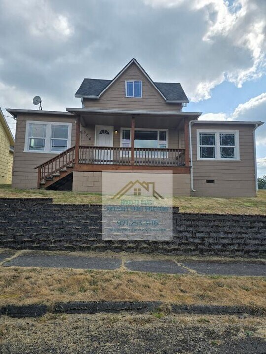 306 East E Street in Rainier, OR - Foto de edificio