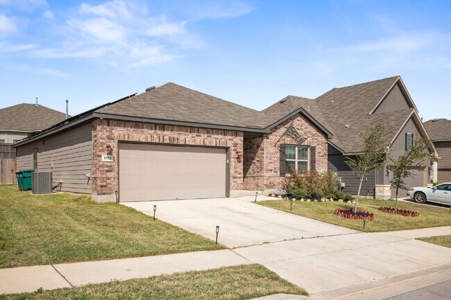 6911 Stout Wy in Converse, TX - Building Photo - Building Photo