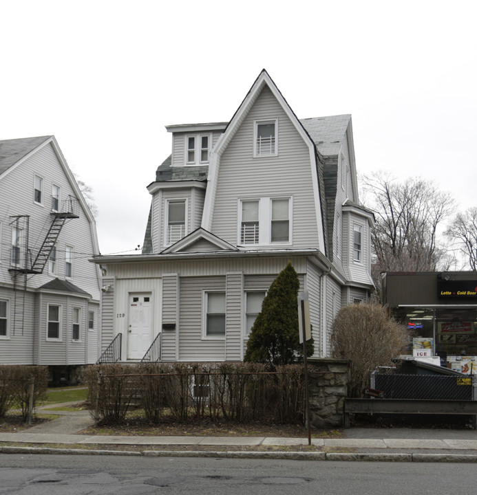 129 Pelham Rd in New Rochelle, NY - Building Photo