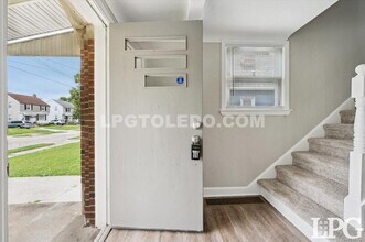 928 W Gramercy Ave in Toledo, OH - Foto de edificio - Building Photo