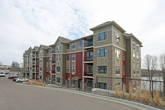 Cardigan Ridge Senior Living in Shoreview, MN - Foto de edificio - Building Photo