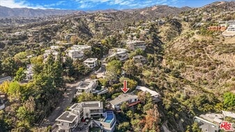 960 N Tigertail Rd in Los Angeles, CA - Building Photo