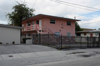 420 NW 35th St in Miami, FL - Foto de edificio - Building Photo