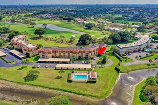 5390 Woodland Lakes Dr in Palm Beach Gardens, FL - Building Photo