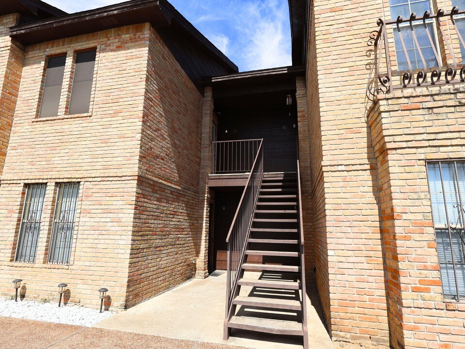 207 Martingale in Laredo, TX - Foto de edificio