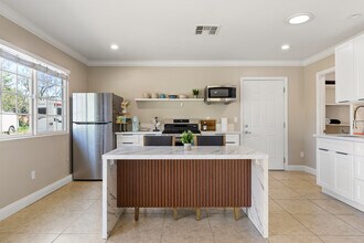 23018 Oxnard St in Woodland Hills, CA - Foto de edificio - Building Photo