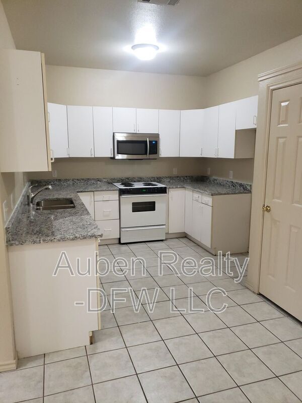 114 Honey Bee Dr in Joshua, TX - Building Photo - Building Photo