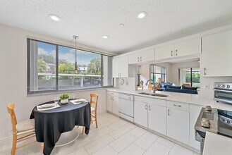 811 Oak Harbour Dr in Juno Beach, FL - Building Photo - Building Photo