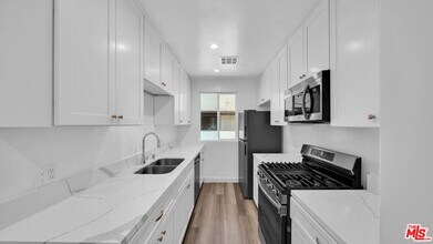 126 S Manhattan Pl in Los Angeles, CA - Building Photo - Building Photo