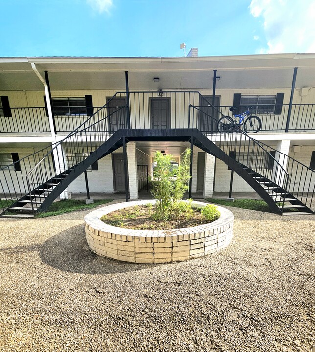 Camelot Apartments in Baton Rouge, LA - Building Photo