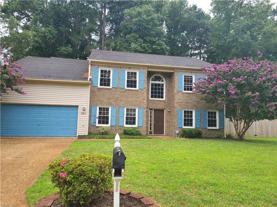 201 Hounds Chase in Yorktown, VA - Building Photo