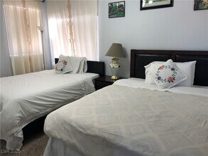 5423 Dancing Bear Dr in Las Vegas, NV - Building Photo - Building Photo