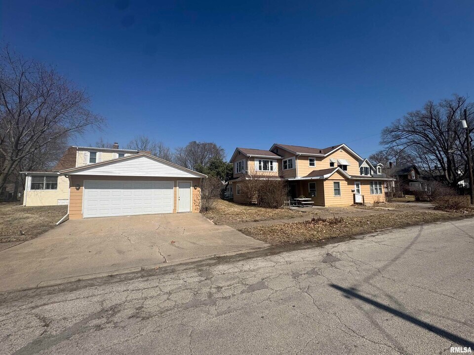 3521 1/2 24th Ave in Moline, IL - Building Photo