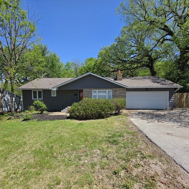 9615 Holmes Rd in Kansas City, MO - Building Photo - Building Photo