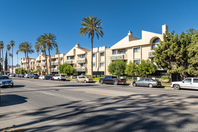 19009 Sherman Way in Reseda, CA - Building Photo - Building Photo