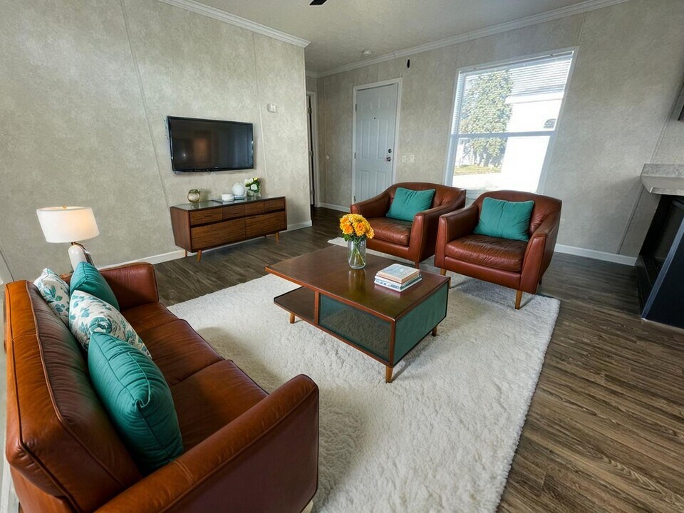 38064 Leverette Ave in Clinton Township, MI - Building Photo