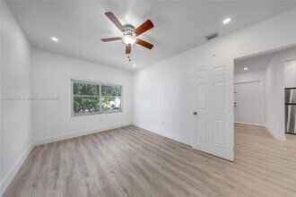 2464 SW 22nd St, Unit 5 in Miami, FL - Foto de edificio - Building Photo