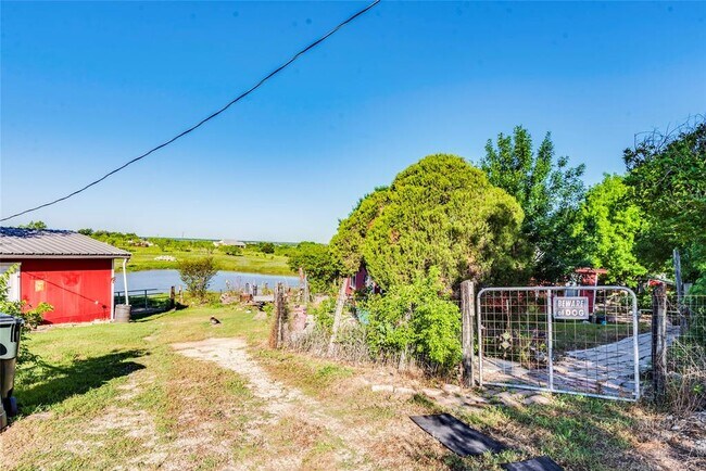 501 Engelke Rd in Niederwald, TX - Building Photo - Building Photo