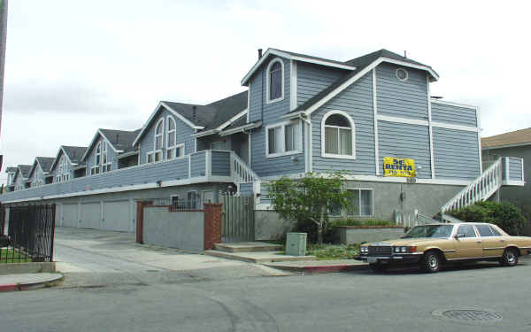 533 E 11th St in Long Beach, CA - Foto de edificio - Building Photo