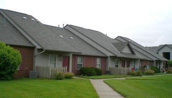 Fox Pointe Apartments in Columbus, IN - Building Photo