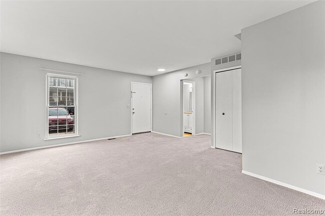 3374 Burbank Dr, Unit 349 in Ann Arbor, MI - Building Photo - Building Photo