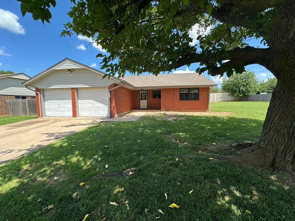 108 S English Dr in Moore, OK - Building Photo