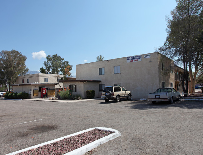 An active desert locale that's perfect for... in Tucson, AZ - Foto de edificio - Building Photo