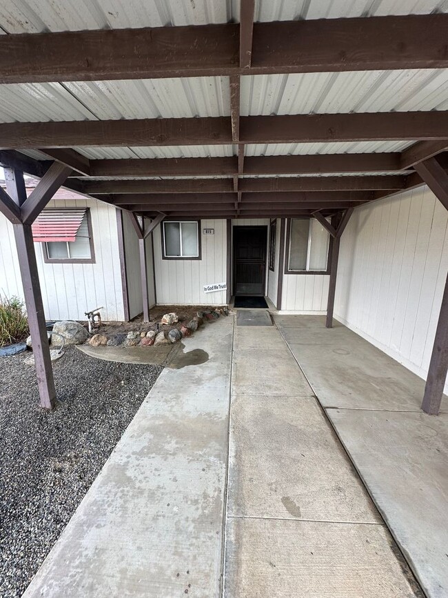 815 Lassen Dr in Hanford, CA - Building Photo - Building Photo