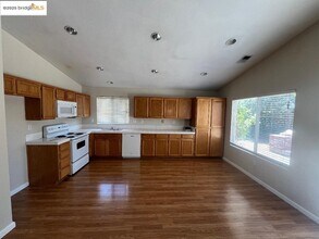 3033 Mills Dr in Brentwood, CA - Building Photo - Building Photo