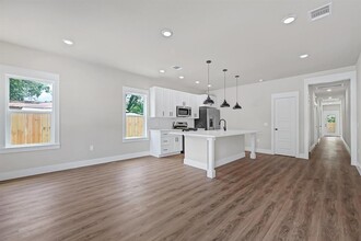 204 Booker T Washington St in Conroe, TX - Building Photo - Building Photo