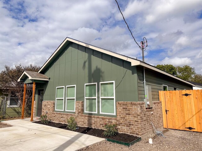 815 5th in Lockhart, TX - Building Photo - Building Photo