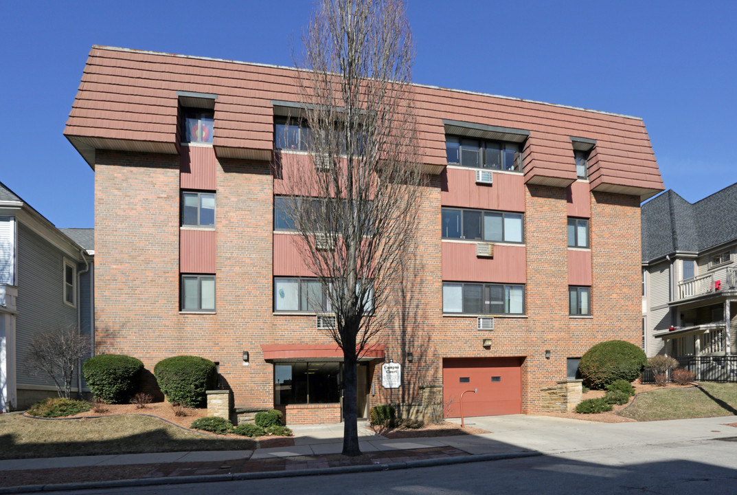 Campus Court in Milwaukee, WI - Foto de edificio