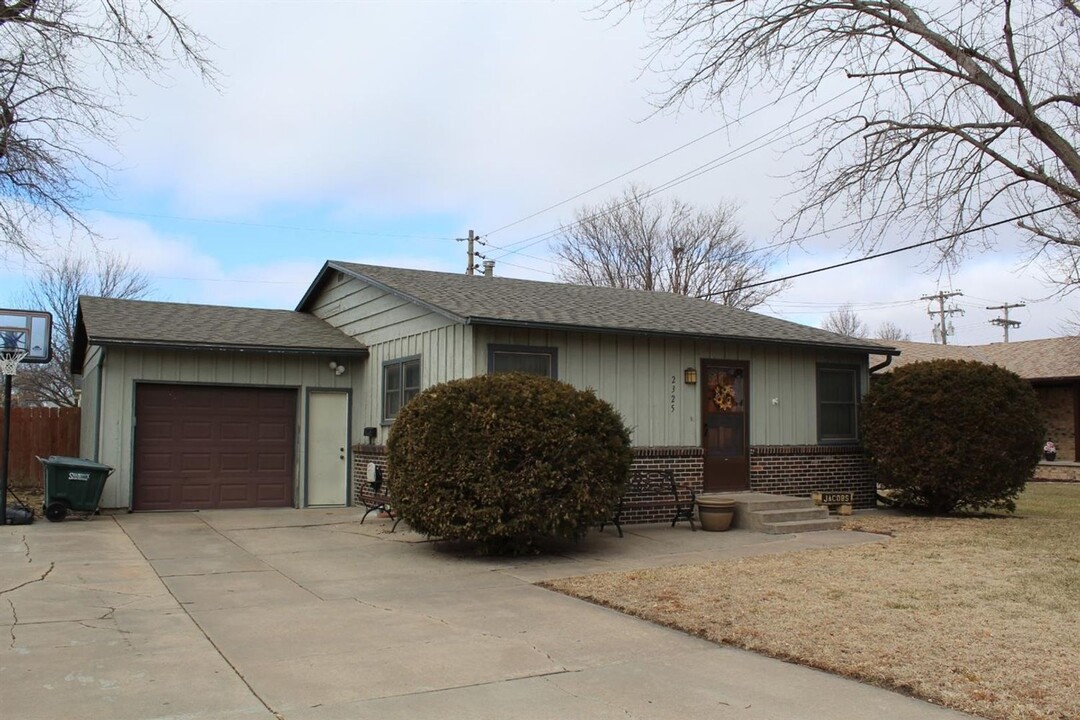 2325 Garfield St in Great Bend, KS - Building Photo