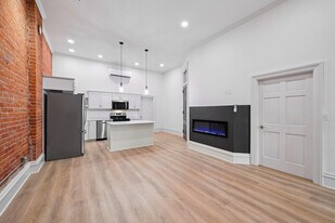 105 E Bremer Ave, Unit 1 in Waverly, IA - Building Photo