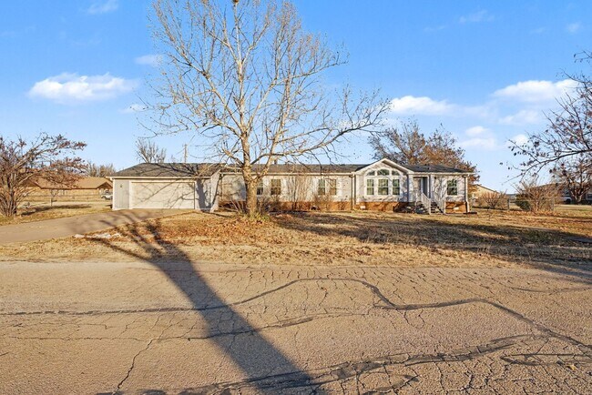 101 E Broadway in Cashion, OK - Building Photo - Building Photo