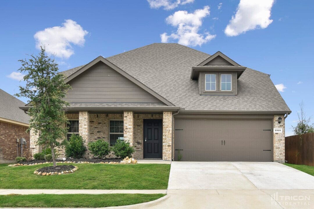 2325 Leona St in Forney, TX - Building Photo