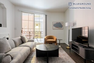 345 Cloverdale Ave in Los Angeles, CA - Building Photo