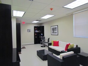 Labre Place in Miami, FL - Foto de edificio - Building Photo
