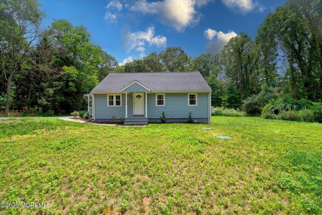 88 Dutch Lane Rd in Marlboro, NJ - Building Photo