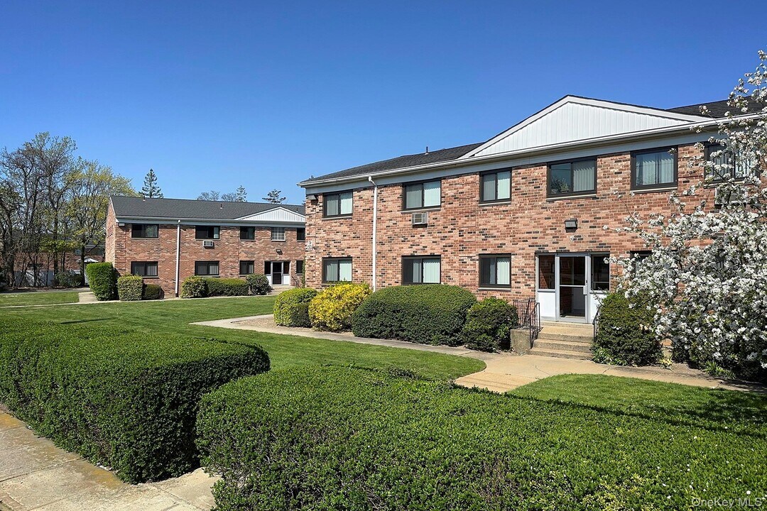 407 E Main St in Bay Shore, NY - Building Photo