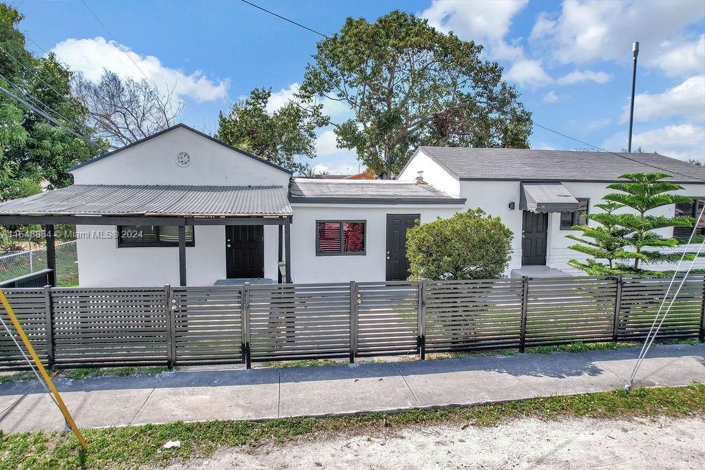 1102 NW 103rd St, Unit 2 in Miami, FL - Building Photo