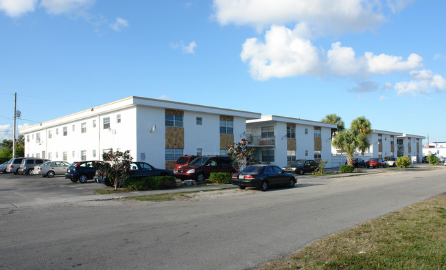 Cleveland Paradise Apartments in Hollywood, FL - Foto de edificio - Building Photo