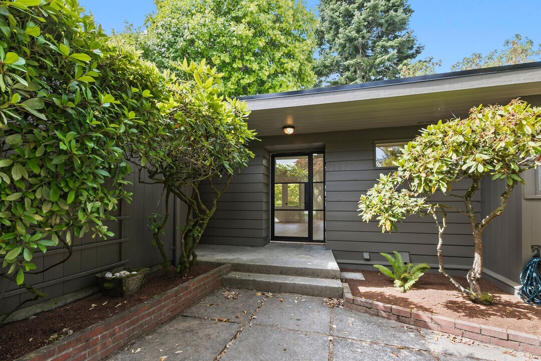 3527 43rd Ave W in Seattle, WA - Building Photo